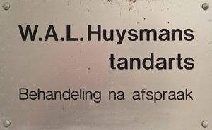 Naambord: W.A.L. Huysmans, tandarts. Behandeling na afspraak