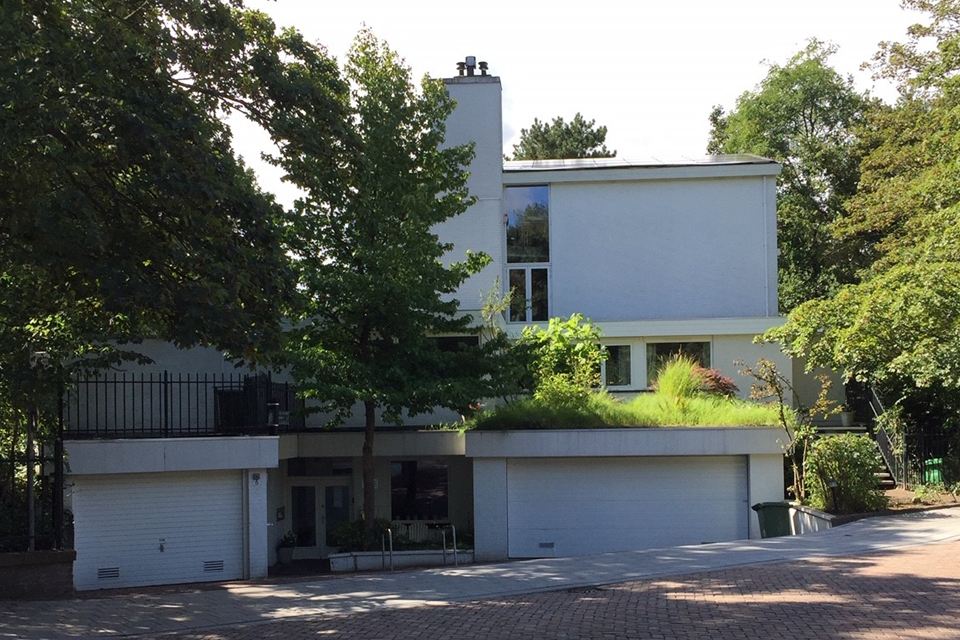 De praktijk aan de Buitenrustweg 6 in Den Haag, in het groen